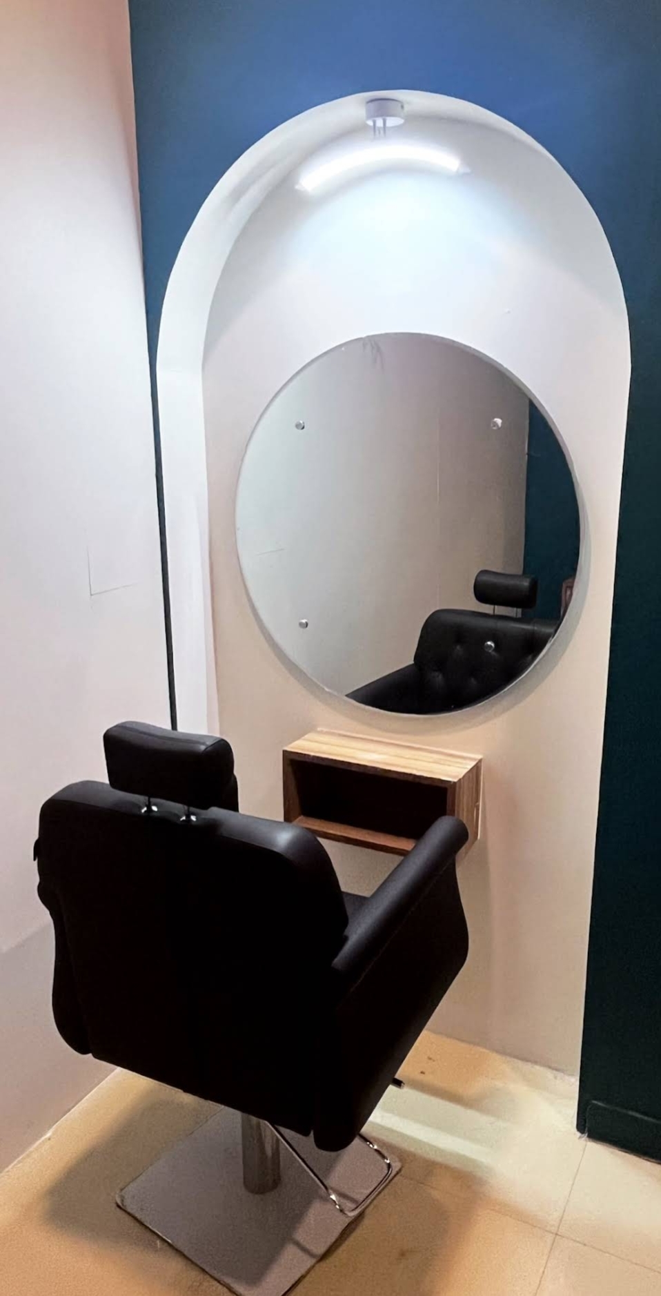 Styling chair at an arched round mirror